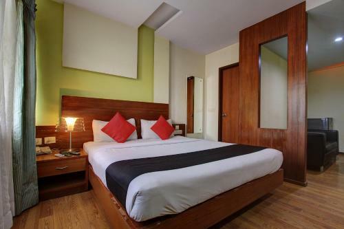 Hotel Vaccinated Staff- Capital O 62166 Raaga Grand
