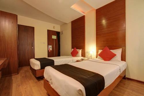 Hotel Vaccinated Staff- Capital O 62166 Raaga Grand