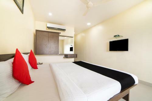 Hotel Vaccinated Staff- Capital O 62166 Raaga Grand