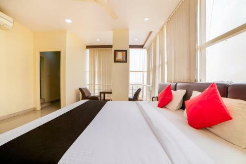 Hotel Vaccinated Staff- Capital O 62166 Raaga Grand