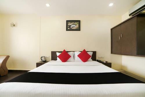 Hotel Vaccinated Staff- Capital O 62166 Raaga Grand