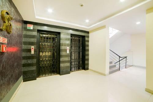 Hotel Vaccinated Staff- Capital O 62166 Raaga Grand