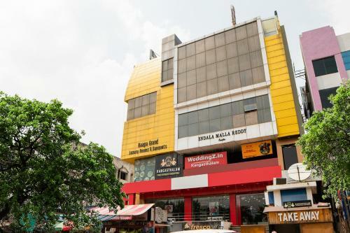Hotel Vaccinated Staff- Capital O 62166 Raaga Grand