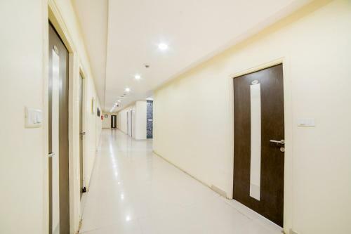 Hotel Vaccinated Staff- Capital O 62166 Raaga Grand