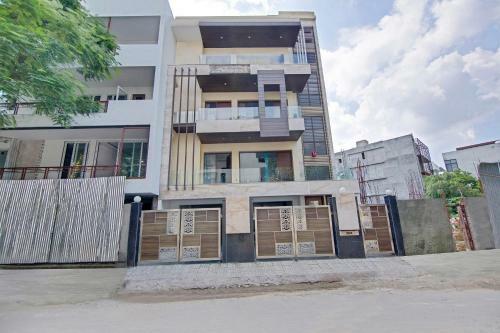Hostal Oyo Home 29847 Luxurious Rooms Sushant Lok