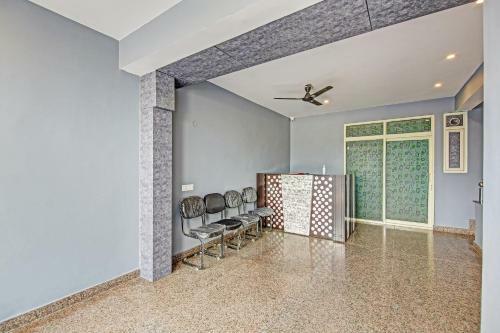 Oyo 81095 Apurwa Hotels