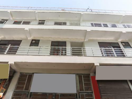Hotel Oyo 84164 Nayra Residency