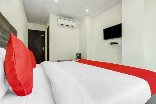 Hotel Oyo 47798 Flora Enclave