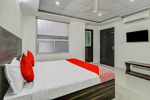 Hotel Oyo 47798 Flora Enclave