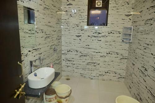 Hostal Suryansh Outhouse