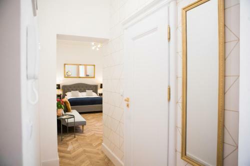 Gold Apartment