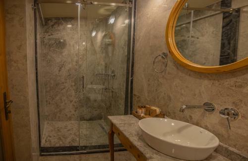 Hotel Luxury Cratus Stone Palace