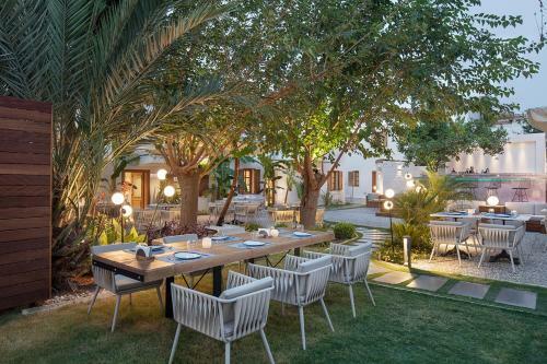 Mellow Blue Hotel & Restaurant