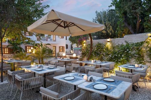 Mellow Blue Hotel & Restaurant