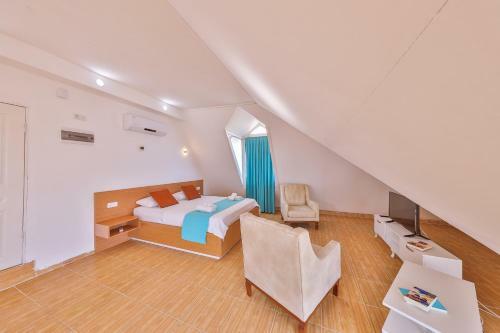 3 House Apart