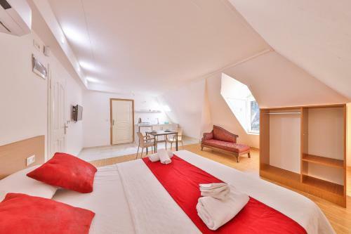 3 House Apart