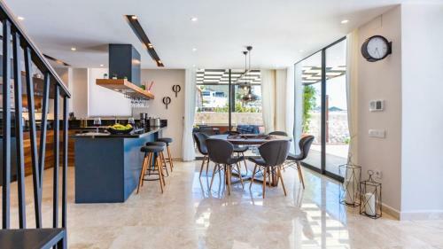 Villa Phi With Heated Indoor Pool
