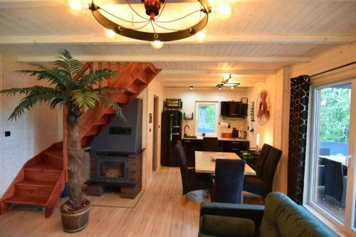 Holiday Homes, Kamien