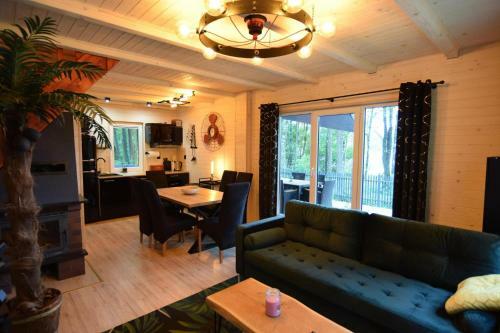 Holiday Homes, Kamien
