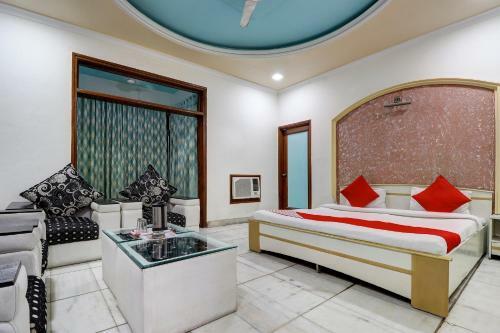 Collection O 40725 Hotel Mandakini Palace