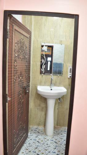 Hotel Oyo 85416 Uttam Galaxy