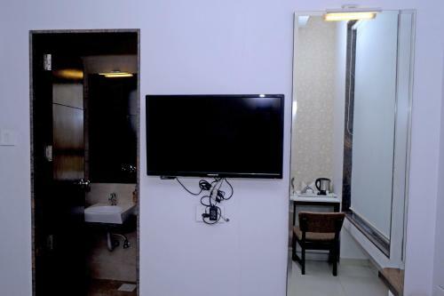 Sri Sri Executive Lodging & Hotel, Kolhapur