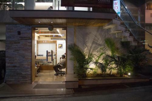 Sri Sri Executive Lodging & Hotel, Kolhapur