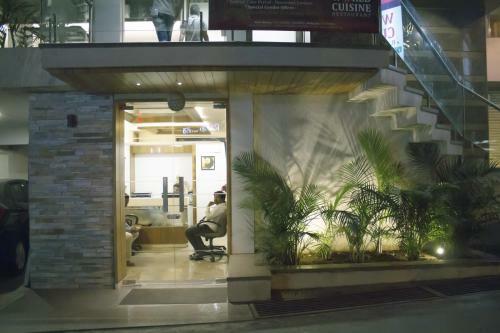Sri Sri Executive Lodging & Hotel, Kolhapur