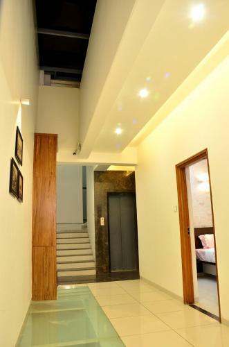 Sri Sri Executive Lodging & Hotel, Kolhapur