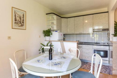 Apartments With A Parking Space Makarska - 17072
