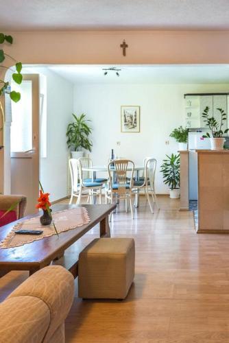 Apartments With A Parking Space Makarska - 17072