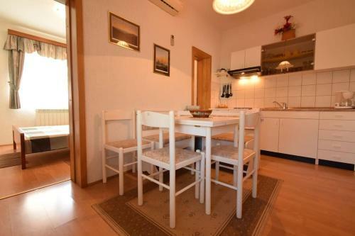 Apartment Uvo 2 With Communal Swimming Pool