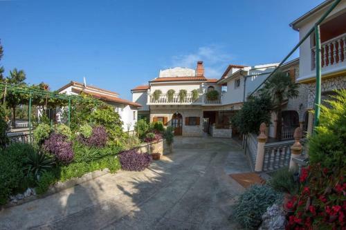 Apartment Uvo 2 With Communal Swimming Pool