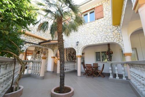 Apartment Uvo 2 With Communal Swimming Pool