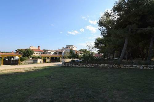 Apartment Uvo 2 With Communal Swimming Pool