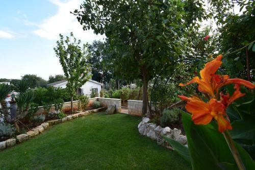 Apartment Uvo 2 With Communal Swimming Pool