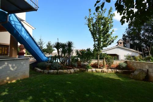 Apartment Uvo 2 With Communal Swimming Pool