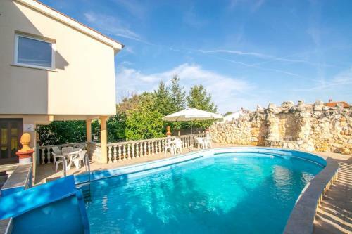 Apartment Ivo With Shared Swimming Pool