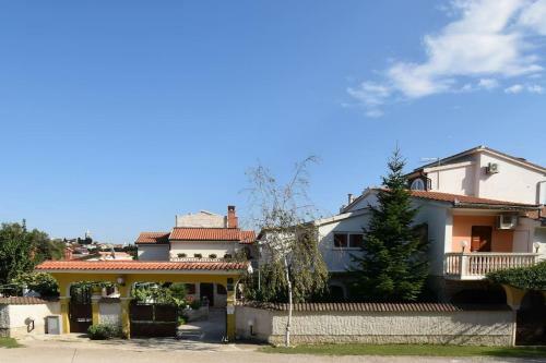 Apartment Ivo With Shared Swimming Pool