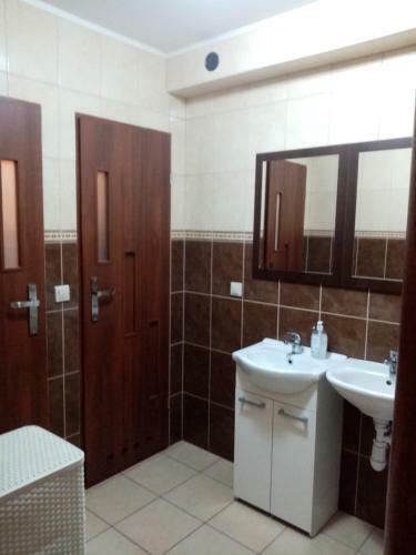 Hostal Apartament I Pokoje Go?cinne Gniezno
