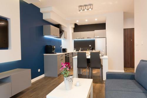 Apartlogy Aura2 78 - Experience Intelligent Living While Travelling