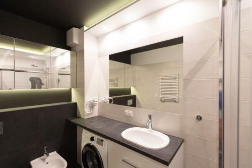 Apartlogy Aura2 78 - Experience Intelligent Living While Travelling
