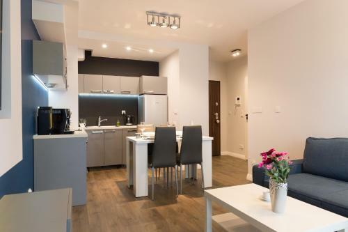 Apartlogy Aura2 78 - Experience Intelligent Living While Travelling
