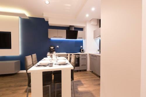 Apartlogy Aura2 78 - Experience Intelligent Living While Travelling