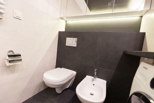 Apartlogy Aura2 78 - Experience Intelligent Living While Travelling