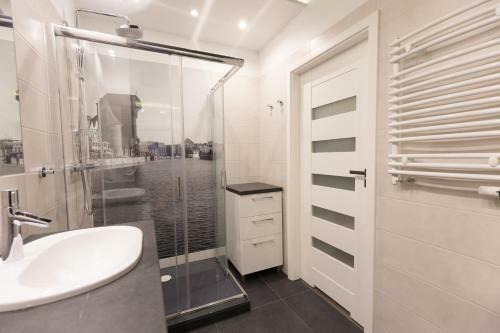 Apartlogy Aura2 78 - Experience Intelligent Living While Travelling