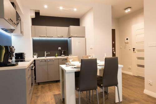 Apartlogy Aura2 78 - Experience Intelligent Living While Travelling