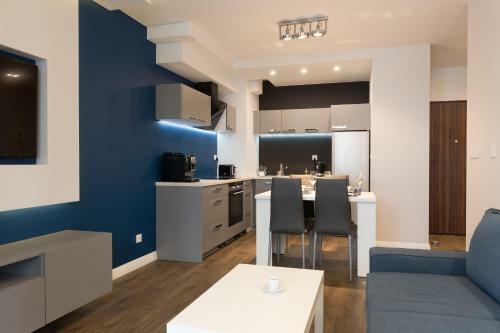 Apartlogy Aura2 78 - Experience Intelligent Living While Travelling
