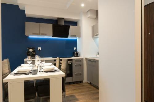 Apartlogy Aura2 78 - Experience Intelligent Living While Travelling