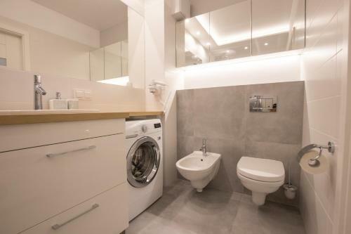 Apartlogy Aura2 105 - Experience Intelligent Living While Travelling